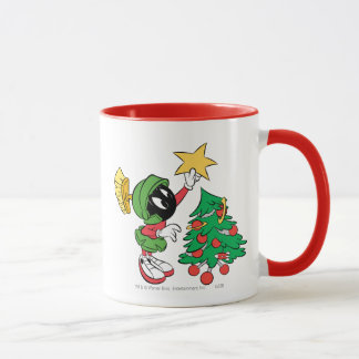 Taza MARVIN EL MARCIANO™ poniendo estrella en el árbol