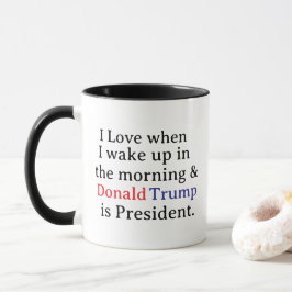 Taza Me encanta cuando me despierto... y Trump es presi