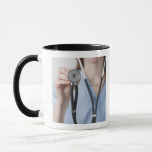 Taza Médico de sexo femenino sonriente con el