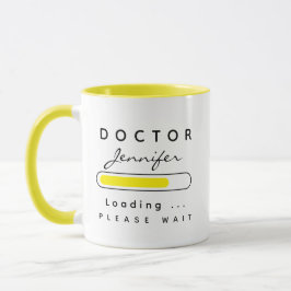 Taza MÉDICO [Nombre] Cargando amarillo y blanco
