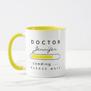 Taza MÉDICO [Nombre] Cargando amarillo y blanco