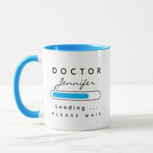 Taza MÉDICO [Nombre] Cargando azul y blanco
