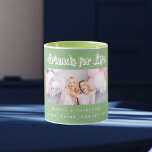 Taza Mejores amigos foto nombres verdes de sabios<br><div class="desc">Un fondo verde sabio. Personalice y agregue su propia foto, selfie de su(s) mejor(s) amigo(s) sus nombres y lugar del evento. El texto: Amigos por la vida está escrito con un guión de estilo moderno. Perfecto como un regalo para usted o como regalo de cumpleaños o Navidades para sus amigos....</div>