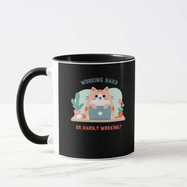 Taza Meme divertido que trabaja duro o que apenas traba (Izquierda)