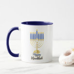 Taza Menorah con luces Feliz Hanukkah<br><div class="desc">Ideal para celebrar la temporada de Hanukkah,  este diseño presenta nuestro gráfico vectorial menorah original con caligrafía de texto de guión,  saludo "Happy Hanukkah".  Diseño compuesto por Holiday Hearts Designs (derechos reservados).</div>