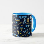 Taza Menorah Dreidel Mug<br><div class="desc">Nuestro Hanukkah Personalizado Menorah Dreidel Personalizado Mug incluye menorahs, dreidels, jarras de aceite de oliva, donuts de gelatina y más. Personaliza con tu mensaje para hacer de esta taza de Chanukah tu propia y deleitar a tu afortunado destinatario con una taza de personalizado hecha sólo para ellos! ¿Consultas? Envíenos un...</div>