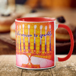 Taza Menorah, Naranja rojo de Hanukkah, es estación par<br><div class="desc">"Es temporada de chispas". Un ilustracion fotográfico de un naranja rojo brillante, colorido y dorado amarillo menorah te ayuda a inaugurar la festividad de Hanukkah con estilo. Sienta el calor y la alegría de la temporada de vacaciones cada vez que bebes de esta impresionante y colorida taza de café Hanukkah....</div>