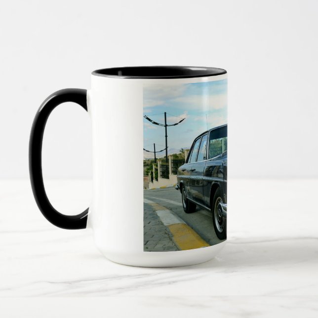 Taza Mercedes-Benz es una marca alemana de automóviles  (Izquierda)