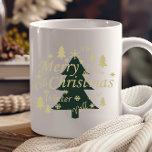 Taza Merry Christmas yall pine tree<br><div class="desc">Feliz Navidad! Vienen las vacaciones y los regalos te esperan. Todo el mundo merece unas vacaciones, y esta obra de arte facilita su expresión. Este es el diseño perfecto para los amantes de las vacaciones. Usa esta camisa o capucha alrededor de la casa, dásela como un regalo, o compártelo con...</div>