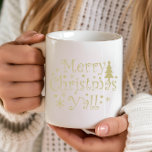 Taza Merry Christmas yall pine tree<br><div class="desc">Feliz Navidad! Vienen las vacaciones y los regalos te esperan. Todo el mundo merece unas vacaciones, y esta obra de arte facilita su expresión. Este es el diseño perfecto para los amantes de las vacaciones. Usa esta camisa o capucha alrededor de la casa, dásela como un regalo, o compártelo con...</div>