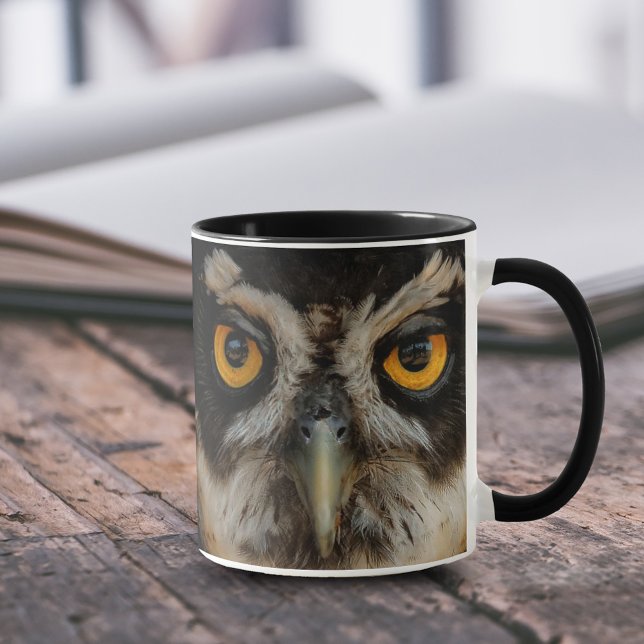 Taza Mesmerizando los ojos dorados de una lechuza espec (Closeup of a Spectacled Owl 11 oz Coffee Mug Cover Photo.)