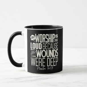 Taza Mi adoración es fuerte porque mis heridas fueron p
