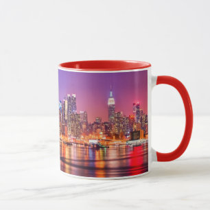 Taza Midtown Manhattan en la noche con el imperio Stae
