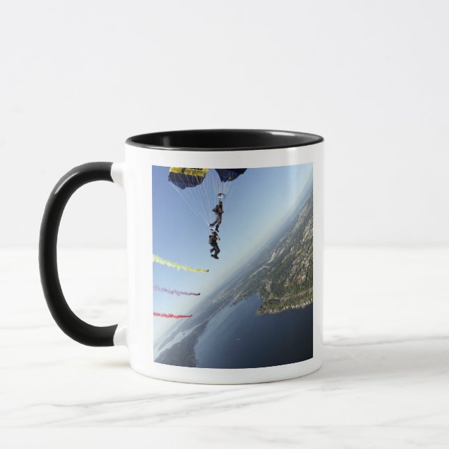 Taza Miembros del equipo de paracaídas de la Marina de  (Izquierda)