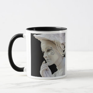 Taza Mima femenina actuando en la esquina de una calle