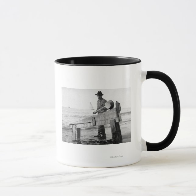 Taza Miner lavando oro en Alaska. Fotografía (Derecha)
