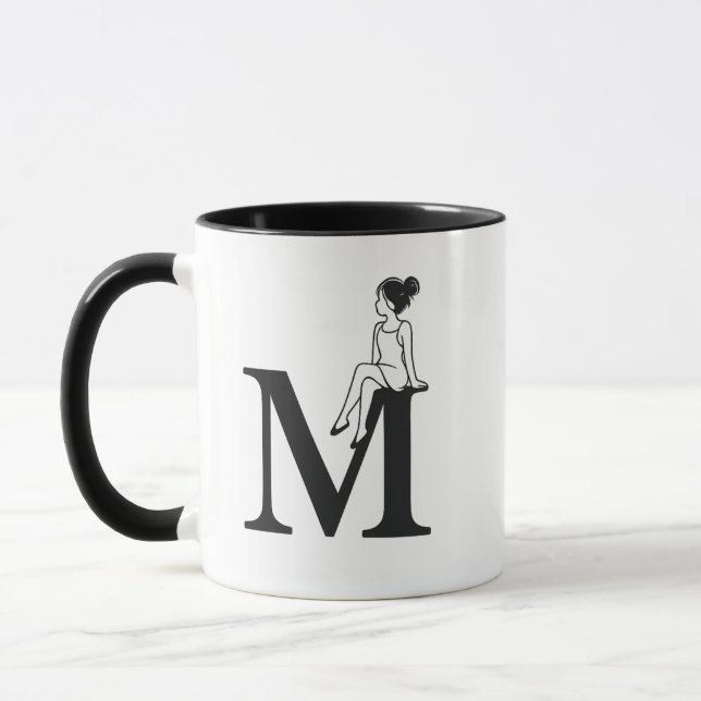 Taza Minimal Letter M Mug with Elegant Girl Illustratio (Izquierda)