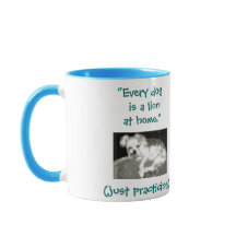 Mirada grunona divertida del león del perro