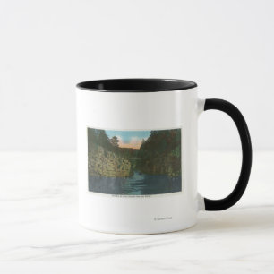 Taza Mirada para arriba de Rapids largos del saetín