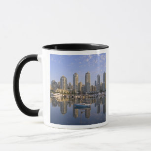 Taza Mirando a través de False Creek en el horizonte de