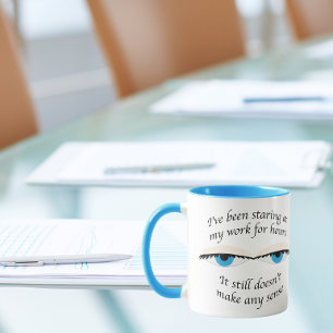 Taza Mirando el trabajo durante horas, todavía sin sent