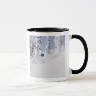 Taza Mistie Fortin esquía en nieve polvo