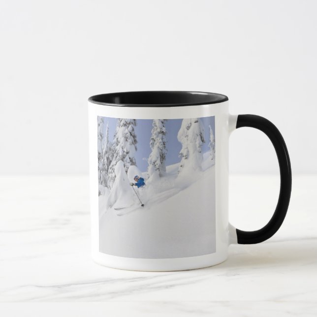 Taza Mistie Fortin esquía en nieve polvo (Derecha)