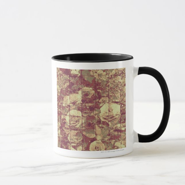 Taza Modelo del camuflaje del rosa en fondo tejado de (Derecha)