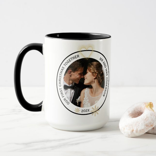 Taza Modern Mr. and Mrs Couple Name Navidades (Con donut)