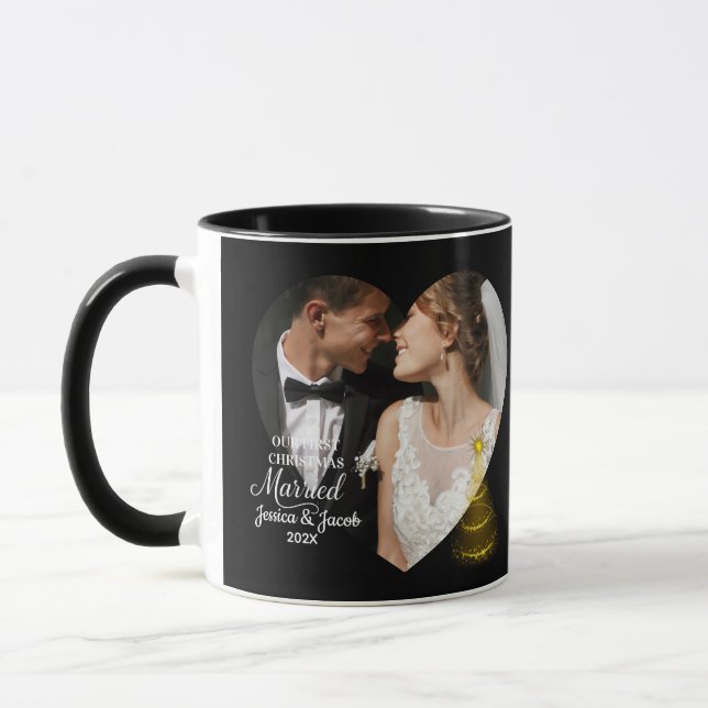 Taza Modern Our First Christmas Married Heart Photo (Izquierda)