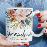 Taza Moderna acuarela escritura floral elegante abuela<br><div class="desc">Moderna acuarela escritura floral elegante diseño de nieta de abeja de color rosa. En tendencia floral,  follaje hermoso diseño botánico. Parte de una colección moderna.</div>