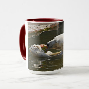 Taza Momento del oso polar comiendo fruta