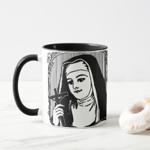 Taza Monja católica tradicional en hábito con crucifi