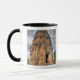 Taza Monje budista parado en la puerta del templo