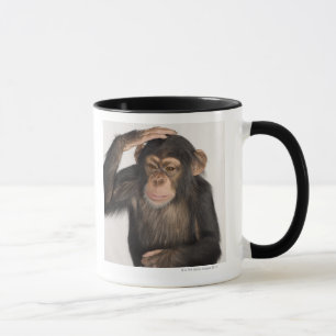 Taza Mono que rasguña su cabeza