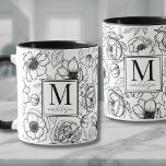 Taza Monograma blanco negro elegante<br><div class="desc">Celebra a la mujer especial en tu vida con este elegante y sofisticado monólogo, diseñado para llevar un toque de elegancia a su rutina diaria. Con un patrón floral en blanco y negro de moda que recuerda a las marcas de perfume de lujo y de alta moda, esta taza combina...</div>