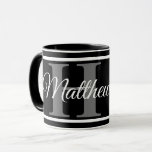 Taza Monograma blanco negro simple audaz elegante<br><div class="desc">Elegante taza de monograma blanco y negro. Perfecto para el cumpleaños,  el día del padre. Personaliza con tu nombre inicial.</div>