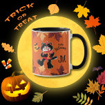 Taza Monograma de calabaza para gatos de Halloween pint<br><div class="desc">¡Qué divertido! Un maravilloso gato feliz de Halloween pintado a mano — el trabajo artístico de Janice Caban. Con murciélagos y luna llena — y nuestro héroe cargando una calabaza. Personaliza tu monograma y lo disfrutarás en los próximos años. Cualquier pregunta de diseño o asistencia, sólo tiene que enviar un...</div>