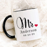 Taza Monograma de la boda personalizada con el corazón<br><div class="desc">Las tazas de café personalizadas para los recién casados Mr. y Mrs. presentan un elegante guión negro y el nombre de personalizado y el texto del monograma de fecha de boda que se puede personalizar. El diseño incluye un bonito detalle de corazón rojo. ¡Hace un gran regalo de boda! Compra...</div>