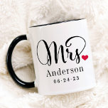 Taza Monograma de matrimonio personalizado de la señora<br><div class="desc">Las tazas de café personalizadas para los recién casados Mr. y Mrs. presentan un elegante guión negro y el nombre de personalizado y el texto del monograma de fecha de boda que se puede personalizar. El diseño incluye un bonito detalle de corazón rojo. ¡Hace un gran regalo de boda! Compra...</div>