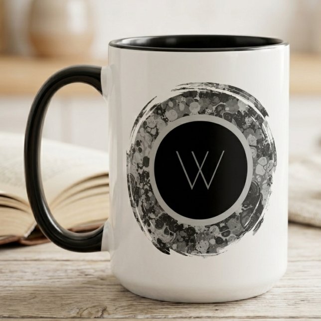 Taza Monograma de pincelada abstracta monocromática (Sophisticated brushstroke initial design, perfect for a sleek, modern office or home desk.)