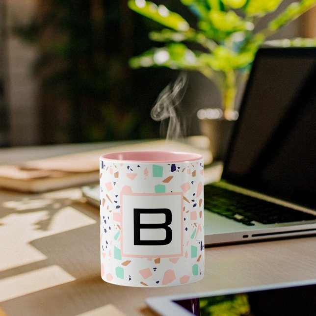 Taza Monograma inicial de la menta blanquecina Terrazzo (Subido por el creador)