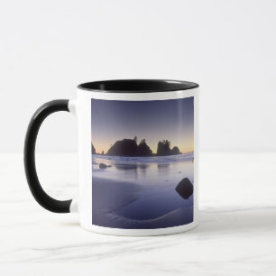Taza Montaje de hombre llevando kayak, playa ShiShi,