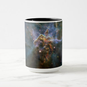 Taza Montaña mística en el espacio hubble de la nebulos