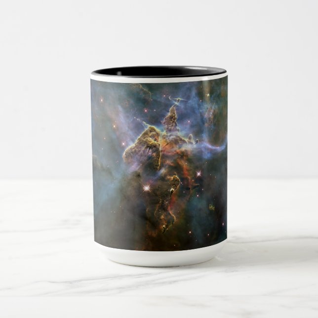 Taza Montaña mística en el espacio hubble de la nebulos (Centro)