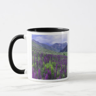 Taza Montañas y flores silvestres en prado alpino, 2