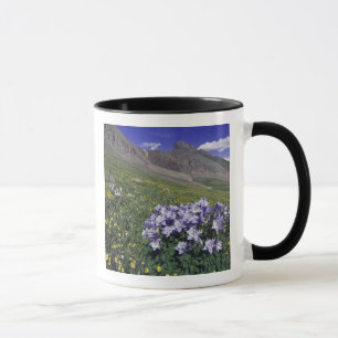 Taza Montañas y flores silvestres en prado alpino, Azul
