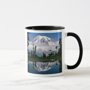 Taza Monte Rainier reflejado en un lago de montaña