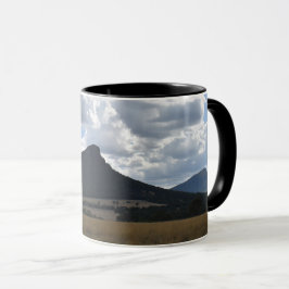 Taza Montes de esturión y abrupto bajo nubes dramáticas