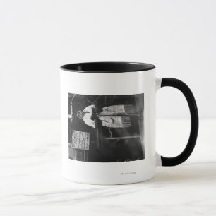 Taza Muchacho en mantón de rezo durante Año Nuevo judío
